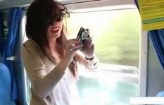 Gest PERICULOS: O tânără a fost la un pas de a fi decapitată în timpul unei călătorii cu trenul (VIDEO)