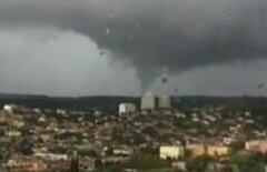 Imagini SPECTACULOASE: Două tornade violente au măturat două oraşe din sud-estul Franţei (VIDEO)