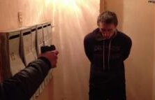 Curiozitate BOLNAVĂ: A vrut să vadă ce simte atunci când este împuşcat în pină figură cu un pistol cu gaze! (VIDEO)