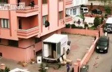 Cum se mută un TURC într-un apartament nou: Metoda INGENIOASĂ prin care îşi urcă lucrurile la etaj (VIDEO)