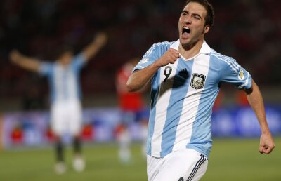 VIDEO Argentina face show în calificări » Supergol reuşit de Gonzalo Higuain