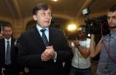 Crin Antonescu îi răspunde lui Tăriceanu: Nu am înlăturat pe nimeni din partid