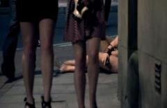 VIDEO şi IMAGINI ŞOCANTE: Englezoaice care beau până vomită şi care atacă oamenii pe stradă