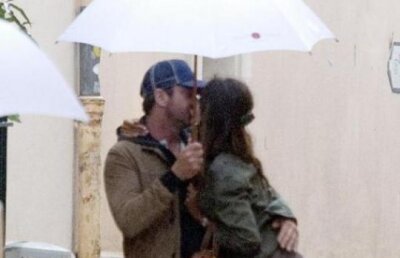Paparazzi i-au prins! Gerard Butler si Madalina Ghenea s-au sarutat in public!