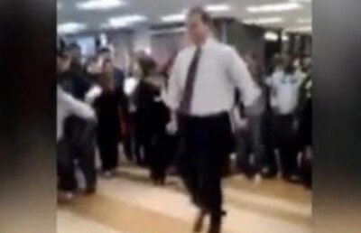VIDEO! Cel mai "cool" profesor de liceu - isi "bate" elevul la dans!