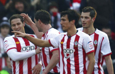 VIDEO Cum se mai bucură fotbaliştii cînd marchează? Mănîncă un hot-dog :D