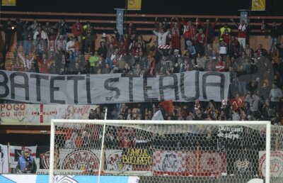 FOTO » Mesajul fanilor pentru jucătorii dinamovişti: "Bateţi Steaua!"