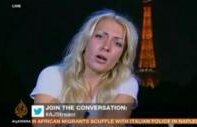 S-a dezbrăcat în direct, la postul arab Al Jazeera: Lidera FEMEN şi-a dat tricoul jos, sub privirea şocată a prezentatoarei (VIDEO)