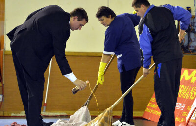 5 litri de Cola pe podea! După găselniţa celor de la Jolidon, iată ce mai poate face cola în sportul românesc :)