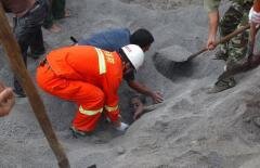 FOTO: Un chinez, salvat în mod miraculos după ce a fost îngropat de viu în ciment