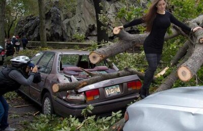 Un fotomodel din Brazilia a pozat provocator langa distrugerile lasate in urma de uraganul Sandy