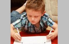 MÂINI-OGLINDĂ: Un băieţel de patru ani suferă de o boală rară care face ca o mână să imite exact ce face cealaltă!