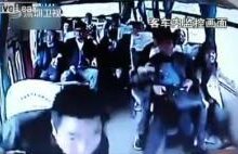 Pasagerii unui autocar, filmaţi în timpul unui accident cumplit. Centurile de siguranţă au făcut diferenţa (VIDEO) 