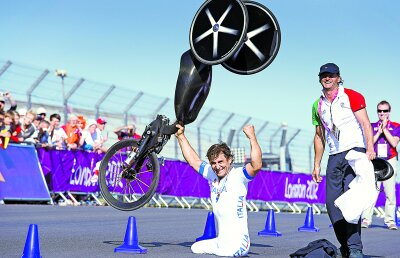 Ce poveste! » Zanardi şi-a pierdut ambele picioare, dar acum e din nou pilot şi a luat două medalii la Paralimpiadă