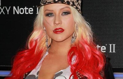 Christina Aguilera canta acompaniata de rechizite!