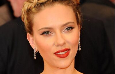 Scarlett Johansson a dat in mintea copiilor. Vezi noul ei tatuaj!