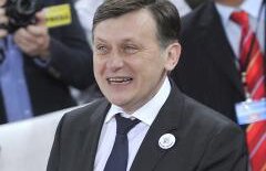 Crin Antonescu, ironic: "Abia aştept momentul în care voi fi exclus din PNL pentru lipsă de romantism"