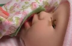 (VIDEO) Păpușa care suge la sân ultragiază americanii