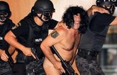 Şeful mascaţilor din Constanţa a ajuns în presa internaţională. Daily Mail: Imagini hilare cu şeful SWAT gol-puşcă