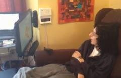 VIDEO: O pictoriţă paralizată creează tablouri cu ochii