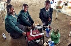 Generatorul electric care funcționează cu urină. Invenția practică a unor adolescente africane