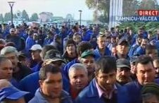 Oltchim, a treia zi de proteste: Sute de oameni cer să discute cu Victor Ponta