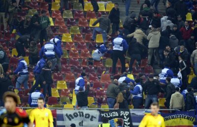 VIDEO Un fan stelist şi unul dinamovist au plecat cu capetele sparte de la Arena Naţională