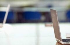 Laptopul declanşează depresie dacă este folosit noaptea (STUDIU)