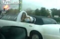 Eterna şi fascinanta Rusie. O mireasă se DEZBRACĂ în trafic şi face semne obscene şoferilor (VIDEO)