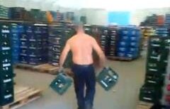 (VIDEO) Cei mai eficienți muncitori români. Exceptând sticlele sparte...