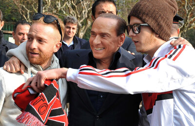 FOTO Patronul la butoane » Venit cu elicopterul în cantonament, Berlusconi a băgat Milanul 5 ore în şedinţă