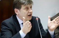 Antonescu: Poziţia României la Consiliul European ar trebui discutată în Parlament