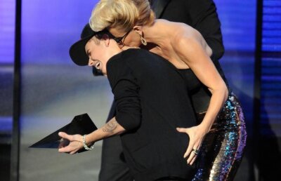 Cele mai tari momente de la American Music Awards 2012: Justin Bieber, ciupit de fund si sarutat pe gat