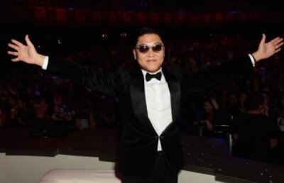 Cine este PSY si cum suna in romana "Gangnam Style"