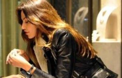 Gerard Butler a cerut-o in casatorie? Madalina Ghenea, surprinsa proband inele de logodna