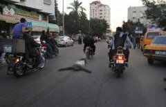 Scene de groază pe străzile din Gaza: Palestinieni "trădători", executaţi şi târâţi pe stradă cu motocicletele! (VIDEO) 