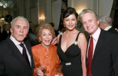 Kirk Douglas si alti actori celebri le-au servit saracilor o masa de Ziua Recunostintei