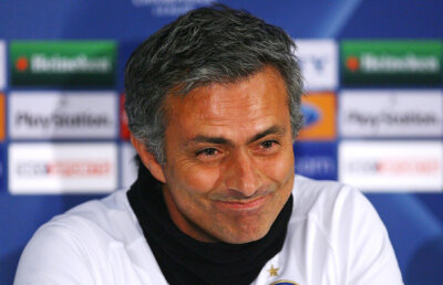 VIDEO Sticla buclucaşă de la conferinţă » Mourinho, spectacol ca în filmele cu Charlie Chaplin :D