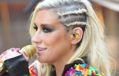 Ke$ha are un sutien fabricat din dintii fanilor ei