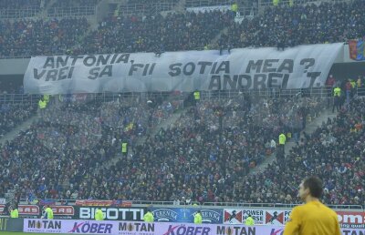 FOTO » Cerere în căsătorie, în direct pe stadion!