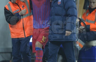 FOTO » Călcat pe gleznă, Tănase a fost cărat pe braţe la vestiare!