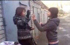 IMAGINI ŞOCANTE! O elevă este bătută cu BESTIALITATE de trei colege (VIDEO)