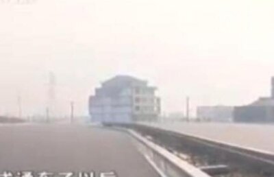 Se intampla in China! Doi batranei locuiesc intr-o casa amplasata in mijlocul unei autostrazi