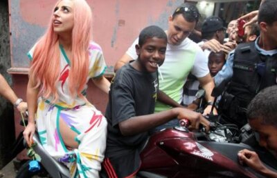Lady Gaga s-a trezit in toiul noptii si a gasit 35 de fani ascunsi in casa
