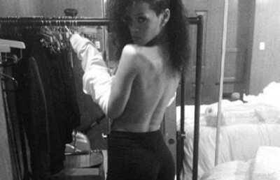 Asa da! Rihanna, topless pentru fani
