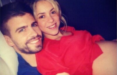 Shakira si-a aratat burtica intr-o poza in care apare in bratele lui Pique