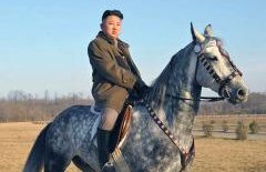 (VIDEO) Kim Jong-un, cel mai sexy bărbat în viață! Ce a uitat să menționeze presa chineză, care i-a lăudat frumusețea liderului comunist