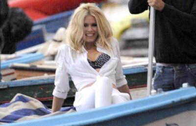 FOTO! Claudia Schiffer, trecut versus prezent. Observati vreo diferenta?