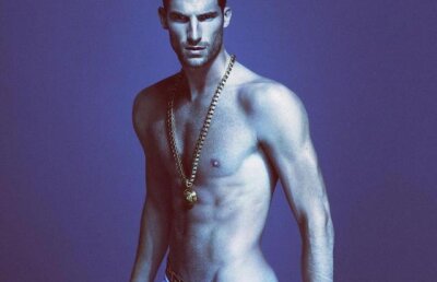 Barbati goi pusca promoveaza noua colectie Versace