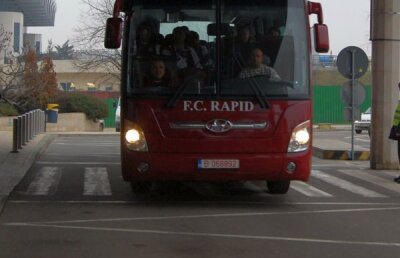 Rapidiştii au ajuns tîrziu în Vaslui pentru că au mers cu autocarul: "Nu închideţi bucătăria, că venim!" :D
